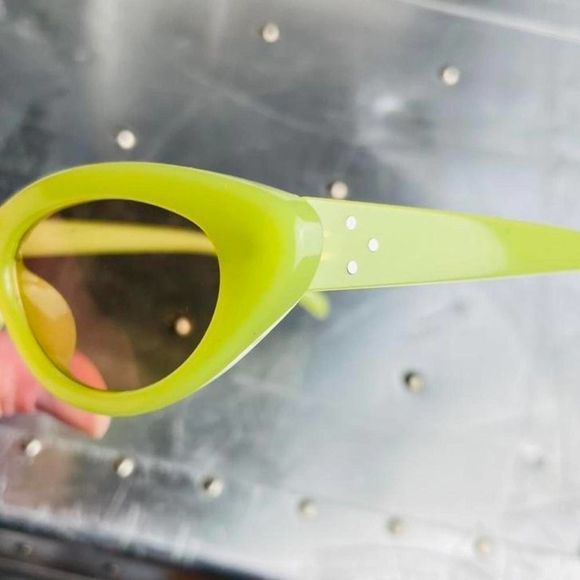 COPY - COPY - Funky cat eye sunglasses green frame - Picture 3 of 4